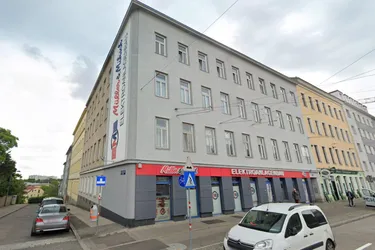 Gr0ßes Geschäftslokal gegenüber Straßenbahnremise und Haltestelle.
