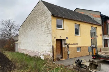 Grundstück samt teilrenoviertem Haus und Garage