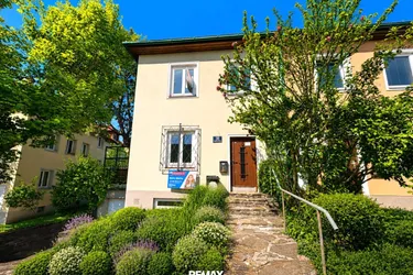 Sonniger Garten mit zwei Terrassen – Endreihenhaus in Grünlage