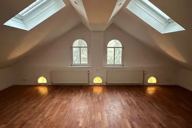 BÜRO-ATELIER-HAUS mit besonderem Charme, absolute Ruhelage
