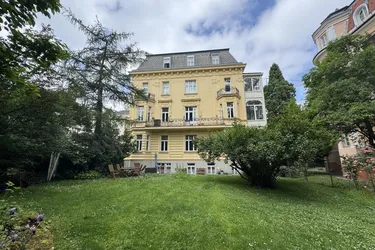 Villenetage (+ Einliegerbüro mit Bad) mit perfektem Grundriss - ideal für Anwälte, Firmensitze o.ä.
