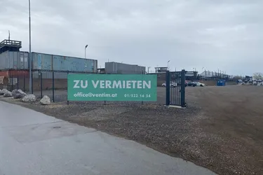 Große befestigte Freifläche zu mieten.
