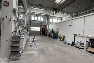 PRODUKTION/LAGER/LABOR mit Büro an der U6