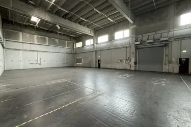 Produktions- und Lagerhalle mit Büro