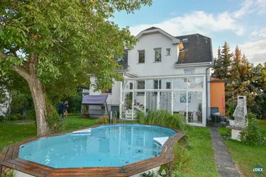 Expose Grünruhelage: Schönes Einfamilienhaus mit zwei Wohneinheiten, Pool, Garage und großem Garten