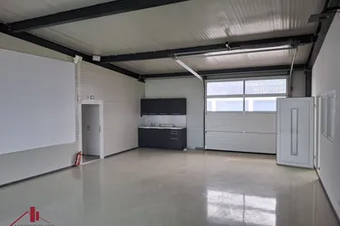 Hochwertig ausgestattete Halle mit Werkstattwidmung/Lagerflächen/Schauräume/ großzügige Freiflächen-alle Nebenräume!!