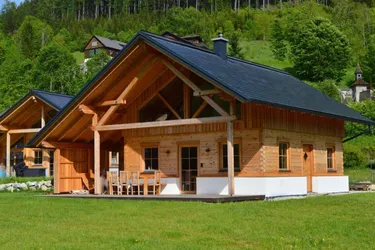 Wo Natur berührt und Ruhe zuhause ist – stilvolles Holzhaus am Grünen See, zur Eigennutzung oder als Investment