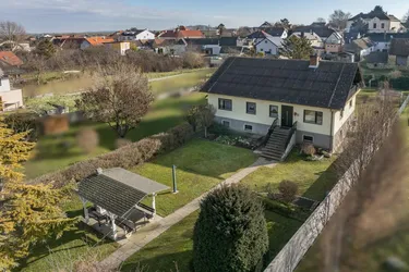 Bungalow auf großem Grundstück und zusätzlichem Wohnhaus in Siegendorf