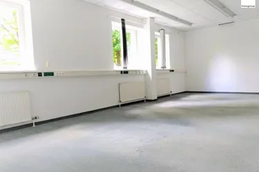 Attraktive Gewerbeimmobilie in Toplage, Salzburg Maxglan - 139m², gelegen im EG; angenehmes Raum- und Arbeitsklima; mit Grün- sowie Parkflächen direkt vor dem Haus