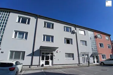 Große Top-Gewerbeimmobilie in Salzburg Maxglan; helle, hohe Räume, EG+1.OG mit 372m² Bürofläche + 12m² Lager; angenehmes Raum- und Arbeitsklima; ruhige Lage mit Park- und Grünflächen direkt vor dem Haus