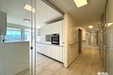 Hochwertig sanierte 4-Zimmer-Wohnung mit großer Loggia &amp; Balkon