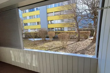 IMST: Schöne und sonnige Eigentumswohnung mit ca. 33 m² Wohnnutzfläche zzgl. Balkon mit schönem Blick auf den Garten und Autoabstellplatz 