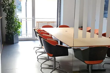 Landeck: Büro- und Gewerbefläche für Dienstleistungsbetriebe oder Arzt-/Therapieeinrichtungen zu vermieten (460 m²) und 15 Parkplätzen