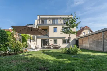Traum-Doppelhaushälfte mit Einfamilienhaus-Charakter und großem Garten