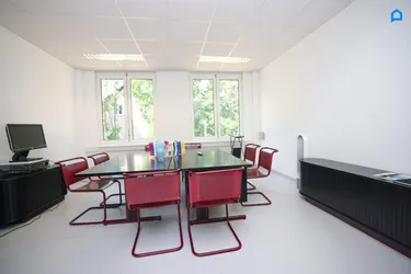 Modernes Büro 545m² , 10 Räume auch noch auf zusätzliche Räume aufteilbar, Teeküche, Toiletten, optionale PKW Stellplätze, optionaler Keller