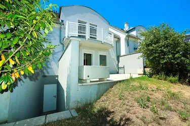 Großzügiges Familienhaus, 5 Zimmer, Vollkeller, Fußbodenheizung, Großer Garten, Garage plus weiterer Abstellplatz, Grünlage