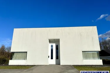 Modern minimalistisches Büro/Galerie Gebäude im Grünen mit Parkplätzen