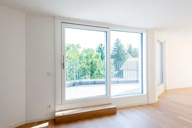 Gartenseitige Dachgeschoß-Wohnung mit Terrasse - ERSTBEZUG !