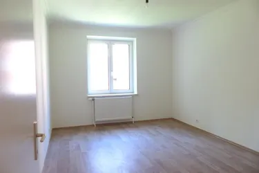 "Helle 3-Zimmerwohnung im Hochparterre mit Gemeinschaftsgarten - WG-tauglich"