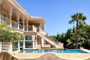 Uneinsehbare Villa mit Terrassen und großem Garten, Swimmingpool und Meerblick