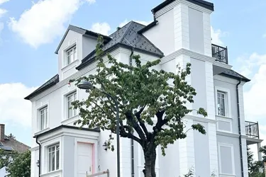 Expose Erstbezug Gersthofer Cottage! Liebevoll sanierte, barrierefreie Stilaltbau-Villa mit Lift, Garage und Pool-Vorbereitung