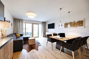 Bestlage Pinzgau mit ca. 6% Rendite! 3-Zimmer-Maisonette mit Balkonen sowie beheiztem Aussenpool