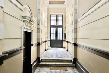 Klassisches Mittelzinshaus mit 100% Leerstand und bewilligtem zweigeschossigen Dachgeschoss-Ausbau mit Dachterrasse