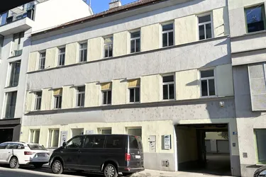 Klassisches Mittelzinshaus mit ca. 92% Leerstand und Einreichung Dachgeschoss-Ausbau sowie sieben Garagenplätzen