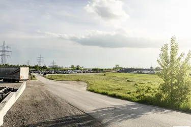 Nähe Flughafen und Stadtgrenze Wien! Großes Gewerbegrundstück mit LKW-Zufahrt und vielfältigen Nutzungsmöglichkeiten