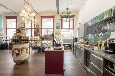 Bestlage Servitengasse! Perfekt etabliertes internationales Delikatessen-Geschäft in Frequenzlage mit schönem Schanigarten
