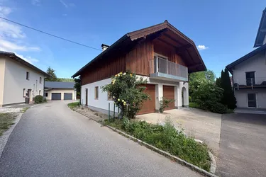 Kleines Haus mit großem Potenzial – 2 Garagen, Lager &amp; Wohnung nahe Attersee
