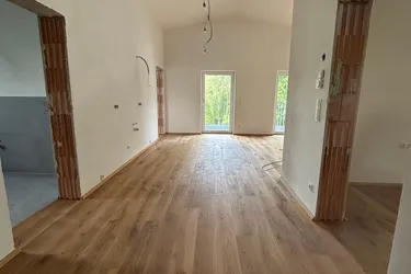 Sehr helle 3 Zimmer Dachgeschosswohnung - 5min zu Fuss ins Zentrum