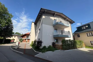 Bezugsfertige 3-Zimmer-Neubauwohnung mit Balkon &amp; Parkplatz – letzte Einheit im Obergeschoss