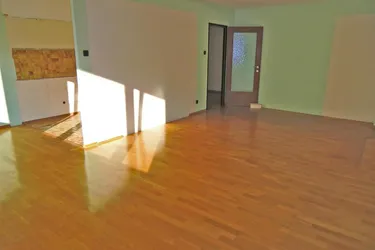 GERÄUMIGE HELLE 3 ZIMMER -KNÖLLGASSE - ADAPTIERUNGSBEDÜRFTIG - 6. LIFTSTOCK - 89 m2