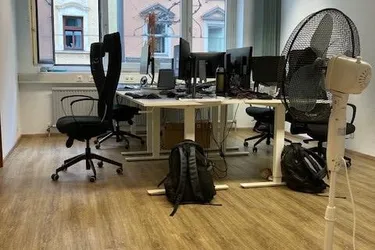 Nähe Landesgericht und Klinik 
helle Büro- oder Praxisräume mit 2 TG-Abstellplätzen 