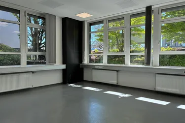 Arbeiten mit Stil: Helles Büro im repräsentativen Business Center in Traun - 104 m²
