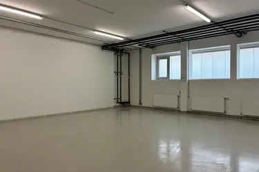 Praktisches, beheiztes Lager mit Tageslicht – 65 m² in Business Center in Traun