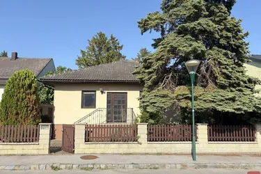 Gepflegter, vollunterkellerter Bungalow mit großem Garten in ruhiger Siedlungslage