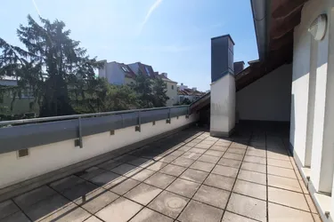 RUHELAGE MIT BALKON UND GROSSER DACHTERRASSE - wenige Gehminuten zum Bahnhof