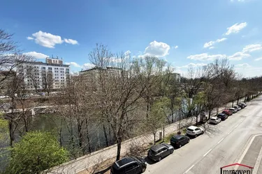 UNBEFRISTET und teilsaniert - Moderne 2-Zimmerwohnung mit Blick auf den Schlossberg!
