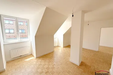 PROVISIONSFREI - SANIERT - ERSTBEZUG: Großzügige und helle 4-Zimmerwohnung im Dachgeschoss mit Eigengarten und zusätzlichen GOODIES!