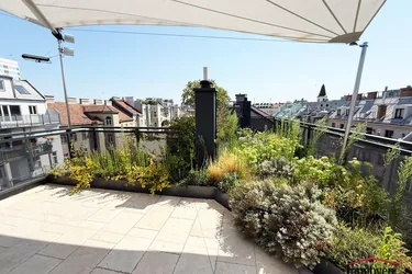 PROVISIONSFREI - ERSTBEZUG - Exklusive Dachgeschossmaisonette mit Dachterrasse, Pool und Deckenkühlung in RUHELAGE!