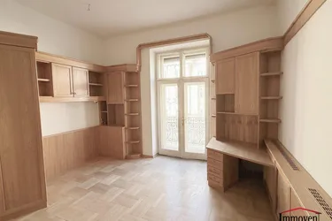 TOPLAGE LEOBEN - SANIERUNGSBEDÜRFTIG - große herrschaftliche Wohnung mit 2 Balkone!