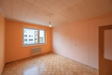 Expose sanierungsbedürftig oder generalsaniert: 3-Zimmer-Wohnung mit Loggia und Grünblick!