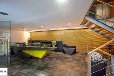 ** großzügige helle Gewerbefläche (Büro / Lager / Werkstatt) mit vielseitigem Potenzial, Extras und einem Stellplatz in Frequenzlage - Nähe Augarten **