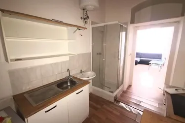 1 Zimmer oder aus 1 mach 2 Zimmer mit fertigem Einreichplan, dann als Wohnung.