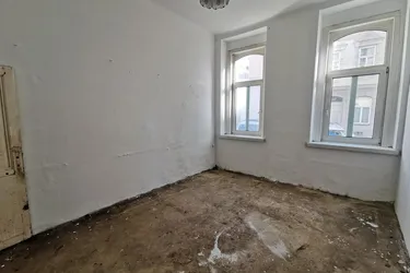 1 Zimmer. Oder mit 2tem, zum Zusammenlegen und sanieren.