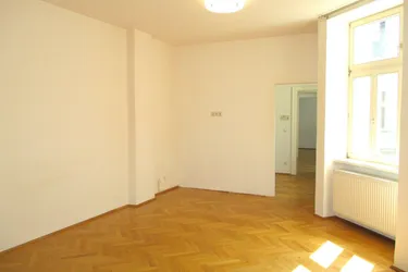 großes Wohnzimmer, offene Küche samt aller Geräte, sehr ruhig - nicht WG-tauglich