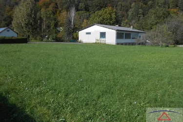 Expose Verkaufe ca. 300 m² Halle mit Wohnmöglichkeit, großes Grundstück!