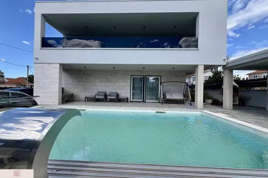Architekten-Terrassenvilla mit Pool in Strandnähe - Sukošan bei Zadar